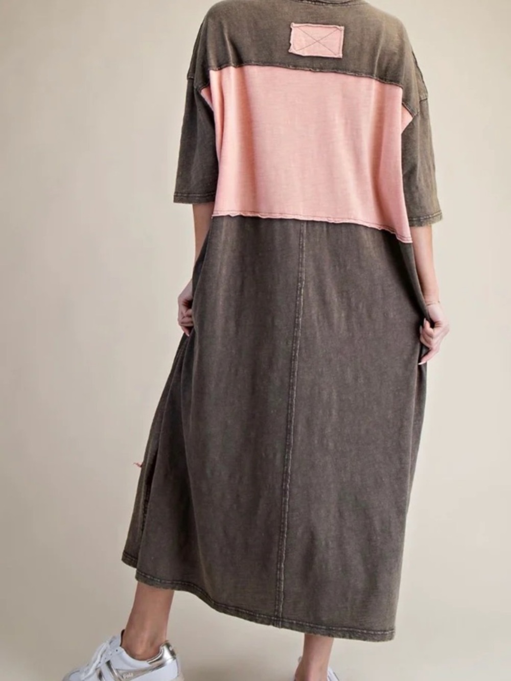 Easel Relaxed V-Neck Midi Dress with Pink Star Appliqués - Washed Charcoal - Picture 4 of 6